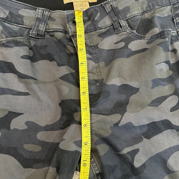 Democracy Gray Camo Skinny Jeans - Picture 5 of 6